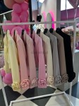 Krótka marynarka z różyczkami  Czarna  - Butik damski Szyk i Styl