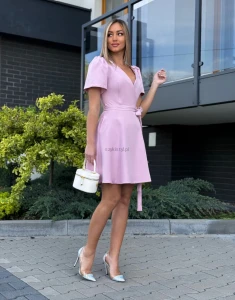 Sukienka mini Mery wiązana regulowana krótki rękaw puder róż 