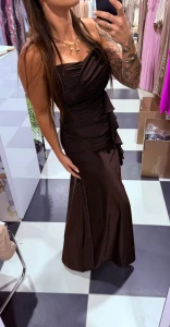 Elegancka sukienka laykra maxi dopasowana na ramiączka brąz 