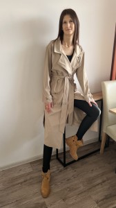 Wiosenny płaszcz trencz przejściowy z paskiem regulowany rozcięcia guziki ciemny beż 