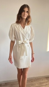Żakietowa sukienka wiązana regulacja rękaw 3/4 biała ecru